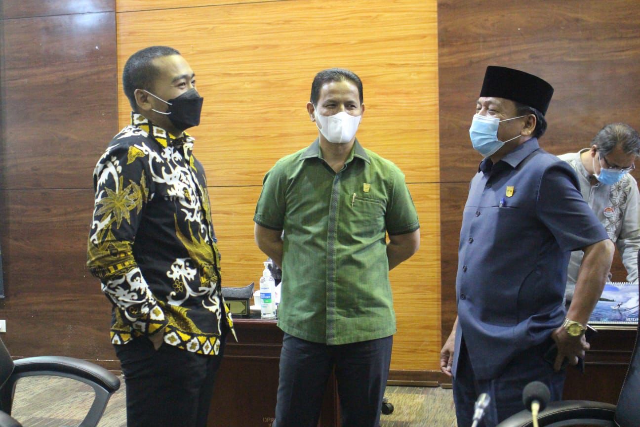Wakil Gubernur Audy Joinaldy dan para Wakil Ketua DPRD Sumbar, Kamis (21/10/2021) di Padang.
