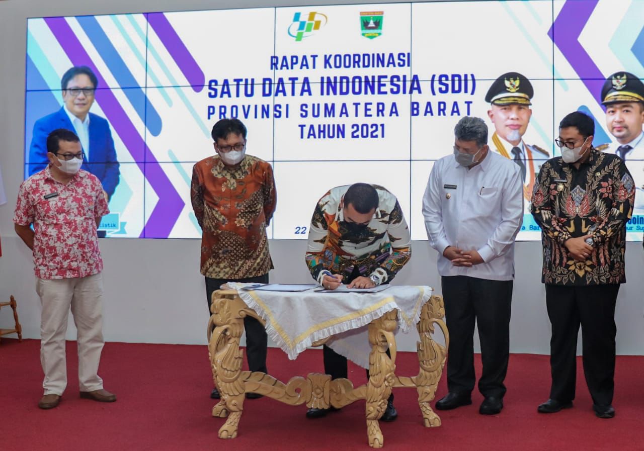 Wakil Gubernur Sumbar, Audy Joinaldy, saat Rapat Koordinasi Satu Data Indonesia (SDI) Provinsi Sumatera Barat tahun 2021 dan launching Aplikasi Bidadari di Auditorium Gubernur (22/10/2021).