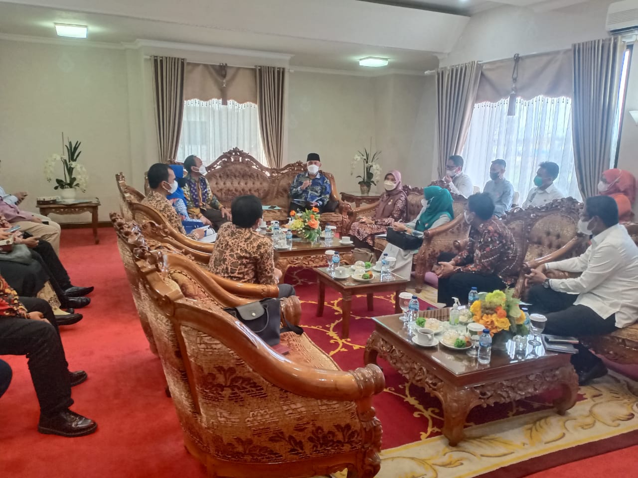 Gubernur Sumbar, Mahyeldi, tatap muka dengan Tim Pemeriksa BPK RI Perwakilan Sumbar di ruang VVIP Bandara Internasional Minangkabau (BIM), Jumat, (22/10/2021).