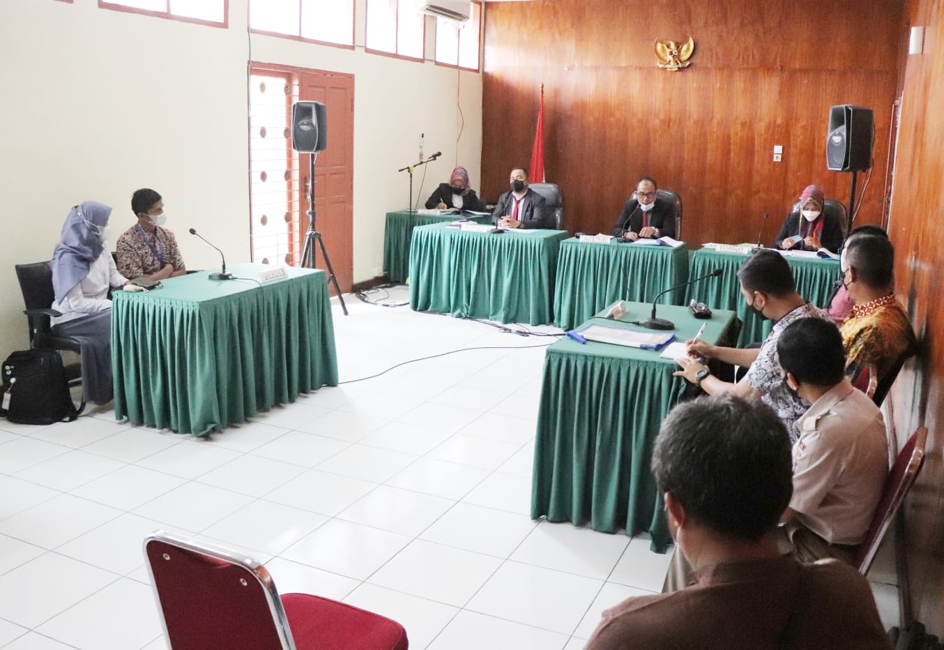 Suasana sidang di KI Sumbar, membahas gugatan LBH Padang terhadap transparansi penggunaan dana Covid-19 Polda Sumbar, Jumat (22/10/2021) di Padang.