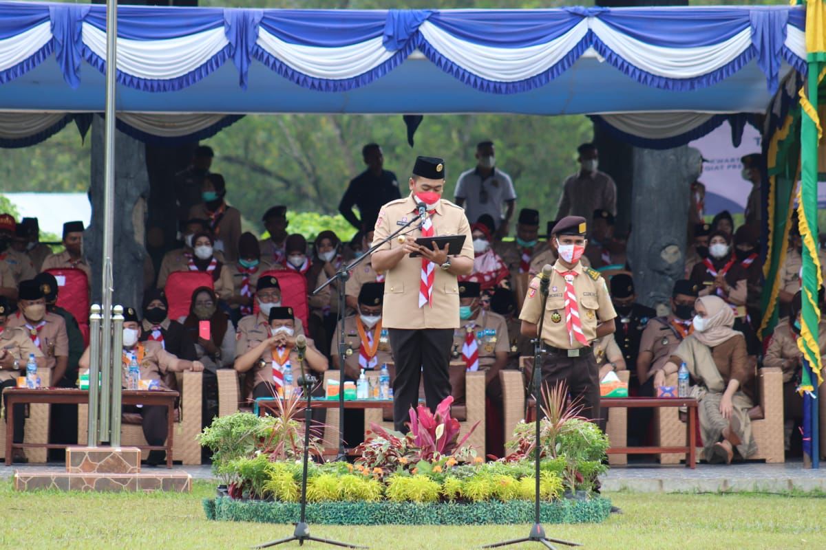 Wakil Ghbernur, Audy Joinaldy, menjadi Pembina Upacara Peringatan Hari Pramuka ke-60 Kwartir Daerah 03 Gerakan Pramuka Sumbar Sabtu (23/10/2021) di Camping Ground Kandih Kota Sawahluto, 