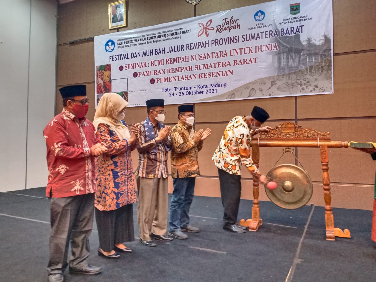Gubernur Sumbar, Mahyeldi, membuka acara Festival dan Muhibah Jalur Rempah di Padang, Minggu (24/10). 