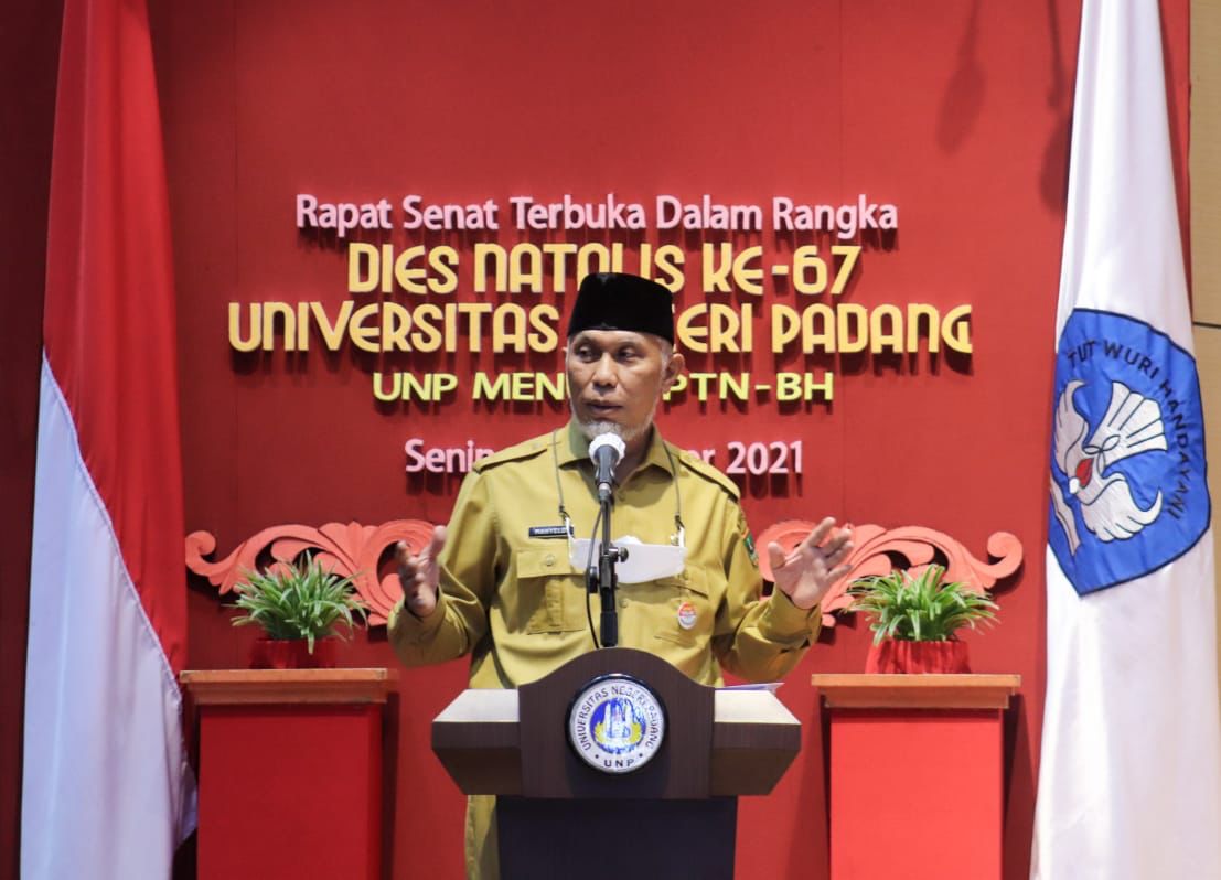 Gubernur Sumbar, Mahyeldi, memberikan sambutan pada Dies Natalis ke 67 UNP dan peluncuran menuju Perguruan Tinggi Negeri (PTN) Berbadan Hukum (BH) di Padang, Senin (25/10/2021).