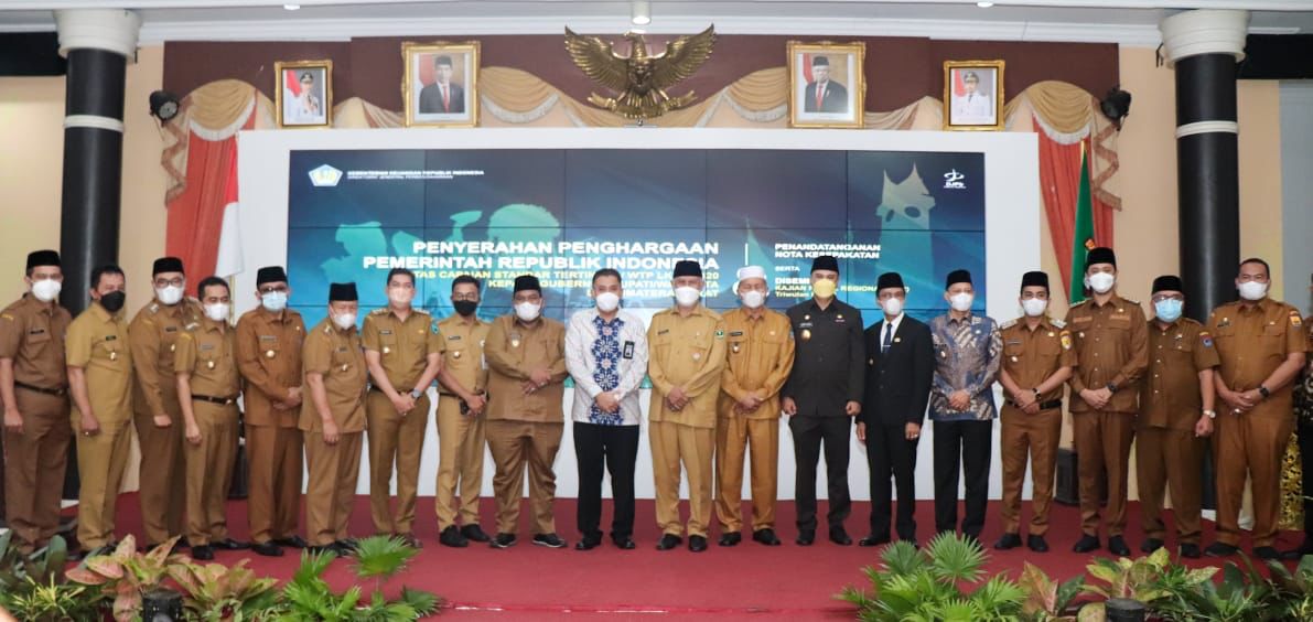 Gubernur Sumbar, Mahyeldi, bersama Bupati/Wali Kota, yang menerima plakat penghargaan dari Kemenkeu, di Padang, Senin (25/10/2021).