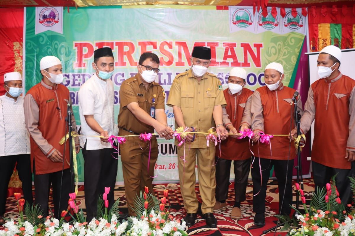 Gubernur Sumbar, Mahyeldi (tenga) meresmikan Gedung Kampus Brilliant School Batusangkar, Selasa (26/10/2021).