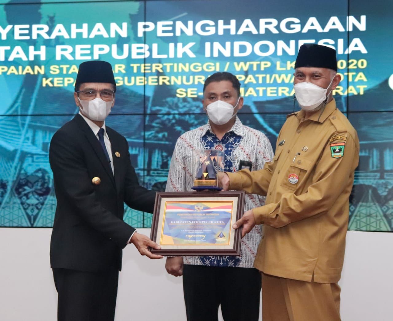 Gubernur Provinsi Sumatera Barat, H. Mahyeldi Ansharullah serahkan piagam opini WTP diterima Bupati Limapuluh Kota