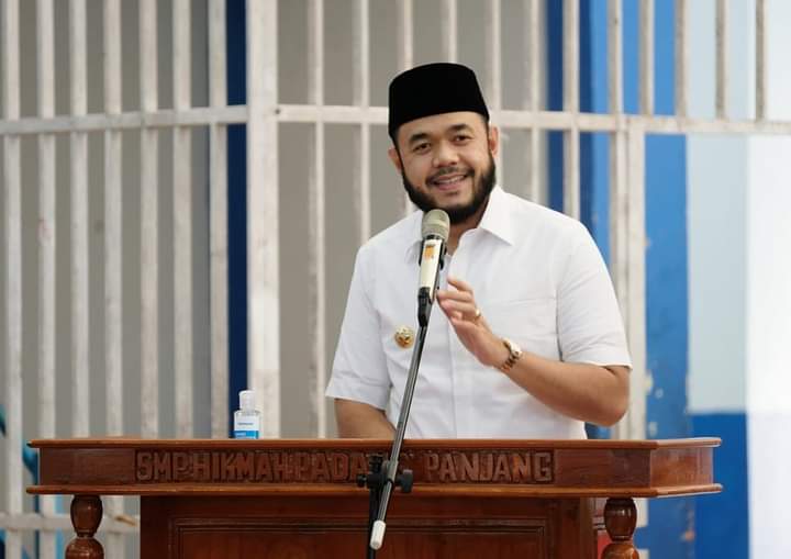 Wako Fadly saat membuka kegiatan peringatan Bulan Bahasa dan Sumpah Pemuda di Aula SMP Hikmah Padang Panjang, Rabu (27/10/21).