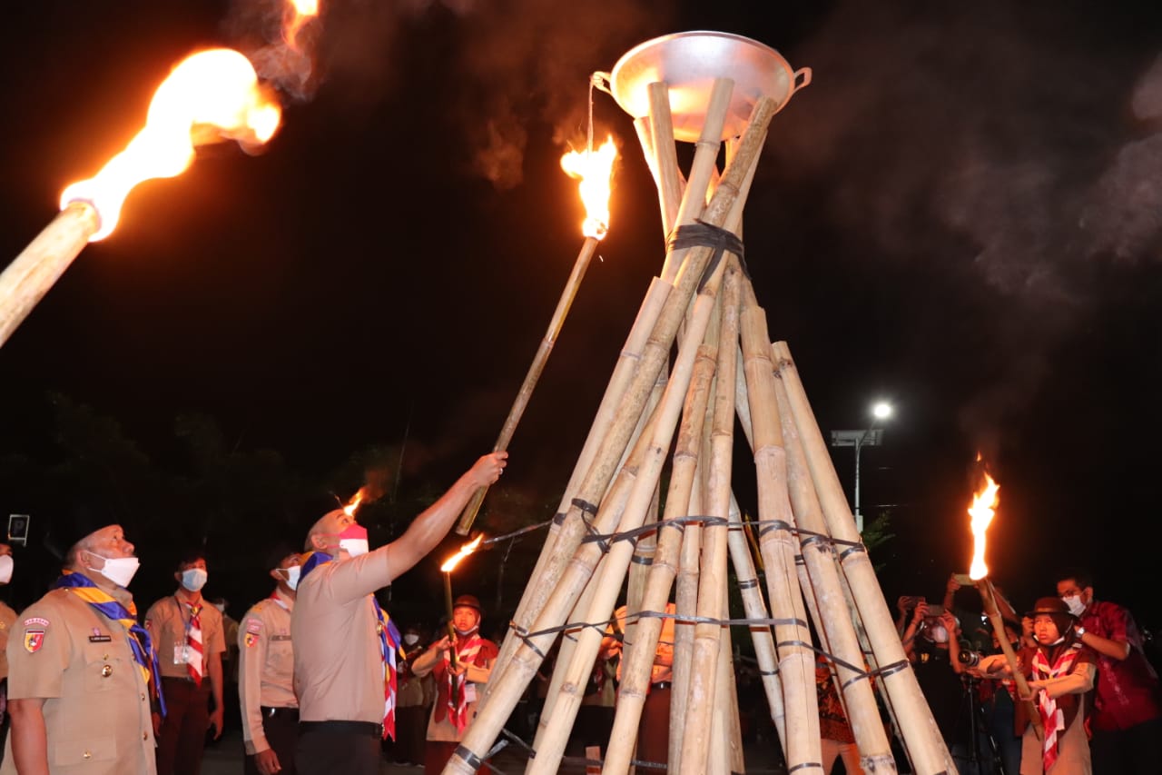 Wagub Sumbar, Audy Joinaldy saat membuka acara Kemah Bakti Save Danau Maninjau di Kenagarian Duo Koto Kecamatan Tanjung Raya, Linggai Park Danau Maninjau, Kabupaten Agam, Kamis (28/10) malam.