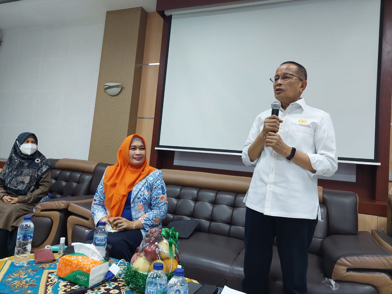 Anggota DPR RI Darul Siska, saat Sosialisasi informasi dan edukasi (KIE), di Balai Basuo Kantor Camat Lubuk Begalung Kecamatan Lubuk Begaluang Padang, Sabtu (30/10/2021).