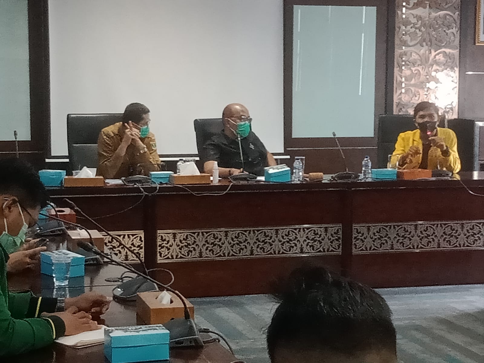 Ketua DPRD Sumbar, Supardi, menerima perwakilan BEM Sumbar, di Padang, Senin (1/11/2021). 