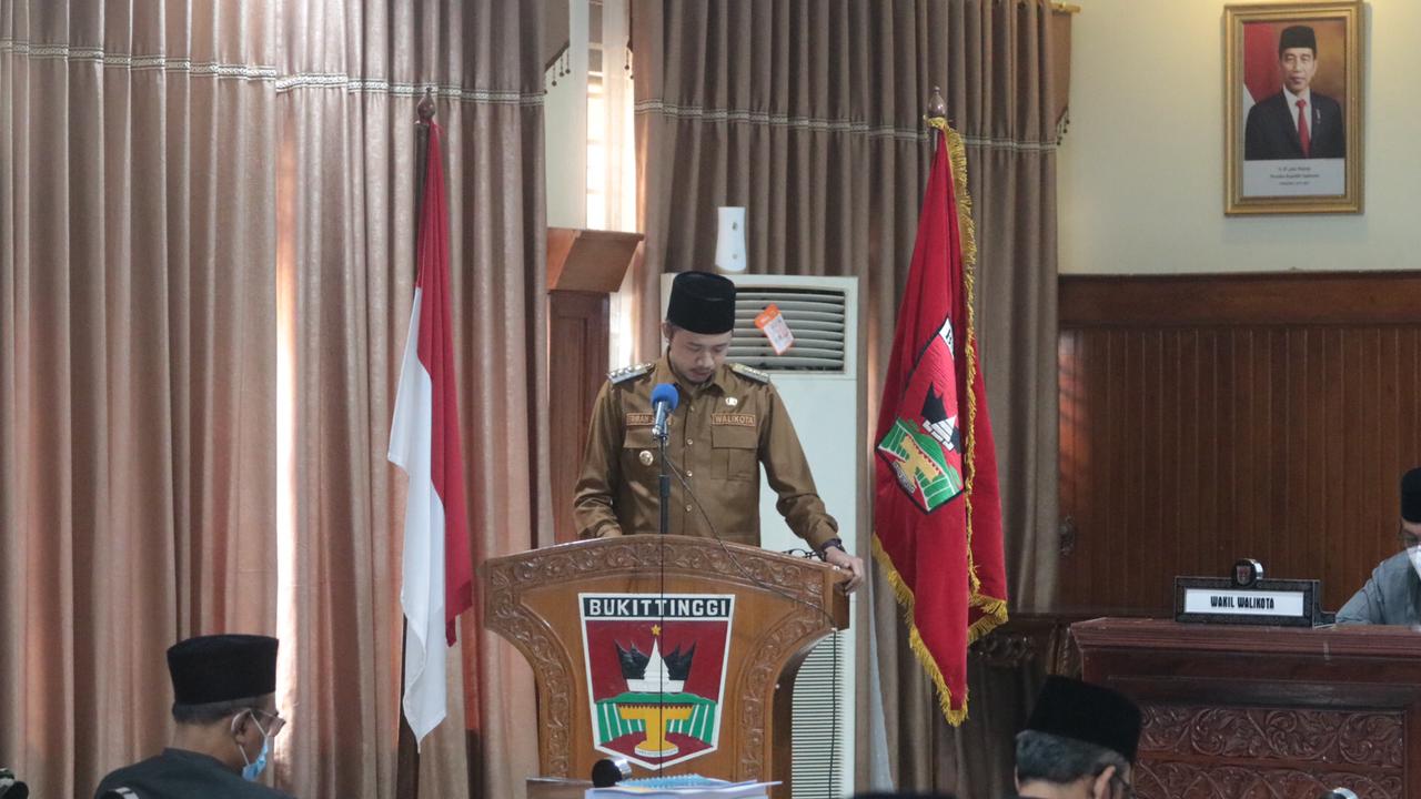 Walikota Bukittinggi Erman Safat saat Rapat Paripurna DPRD tentang Ranperda Tentang tata cara Penyelenggaraan cadangan Pangan  Pemerintah Daerah Bukittinggi 