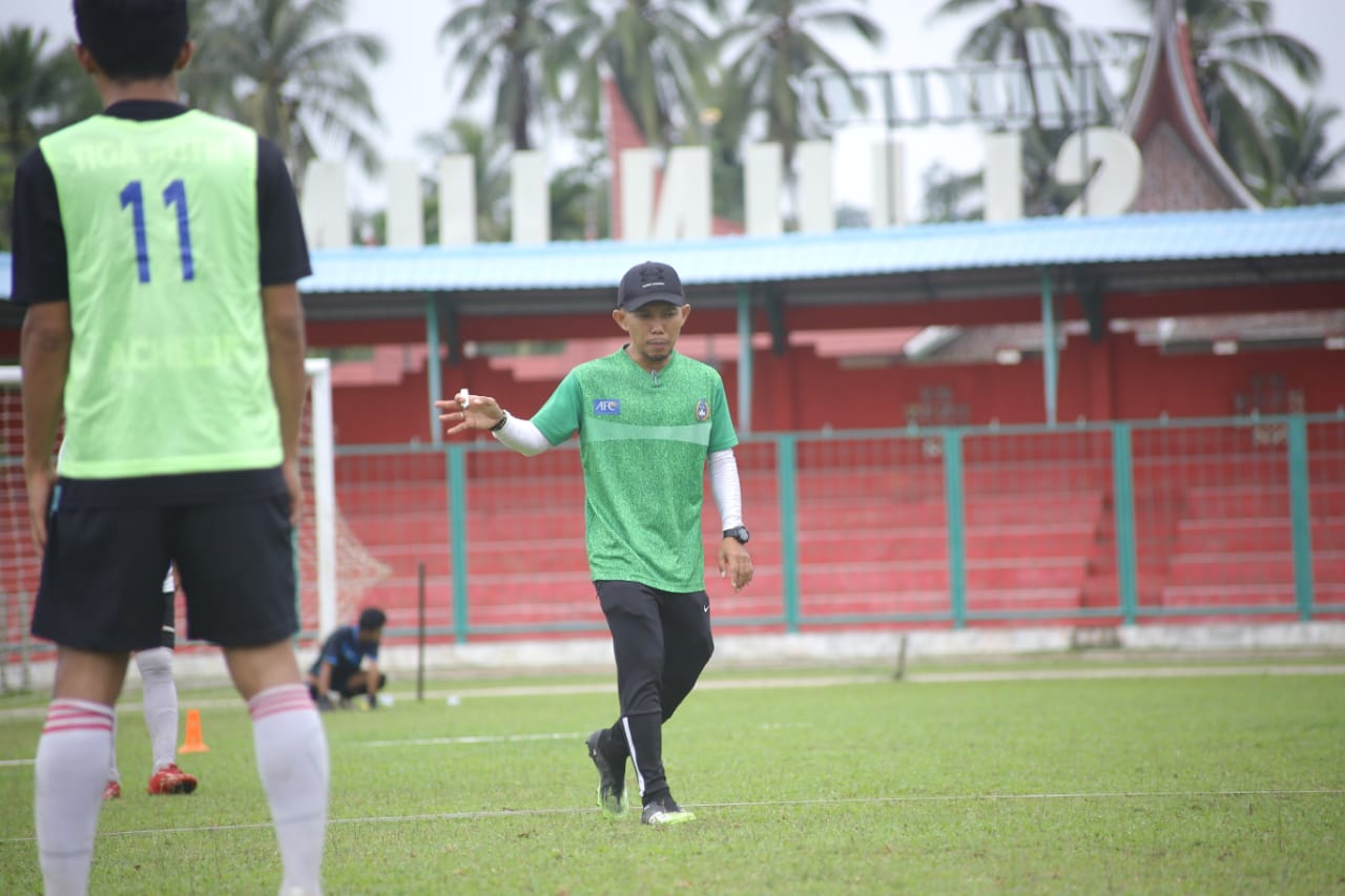 Eks pelatih Tasikmalaya, Dian Oktavery yang jadi Pelatih Kepala Persatuan Sepakbola Sijunjung (Persiju).