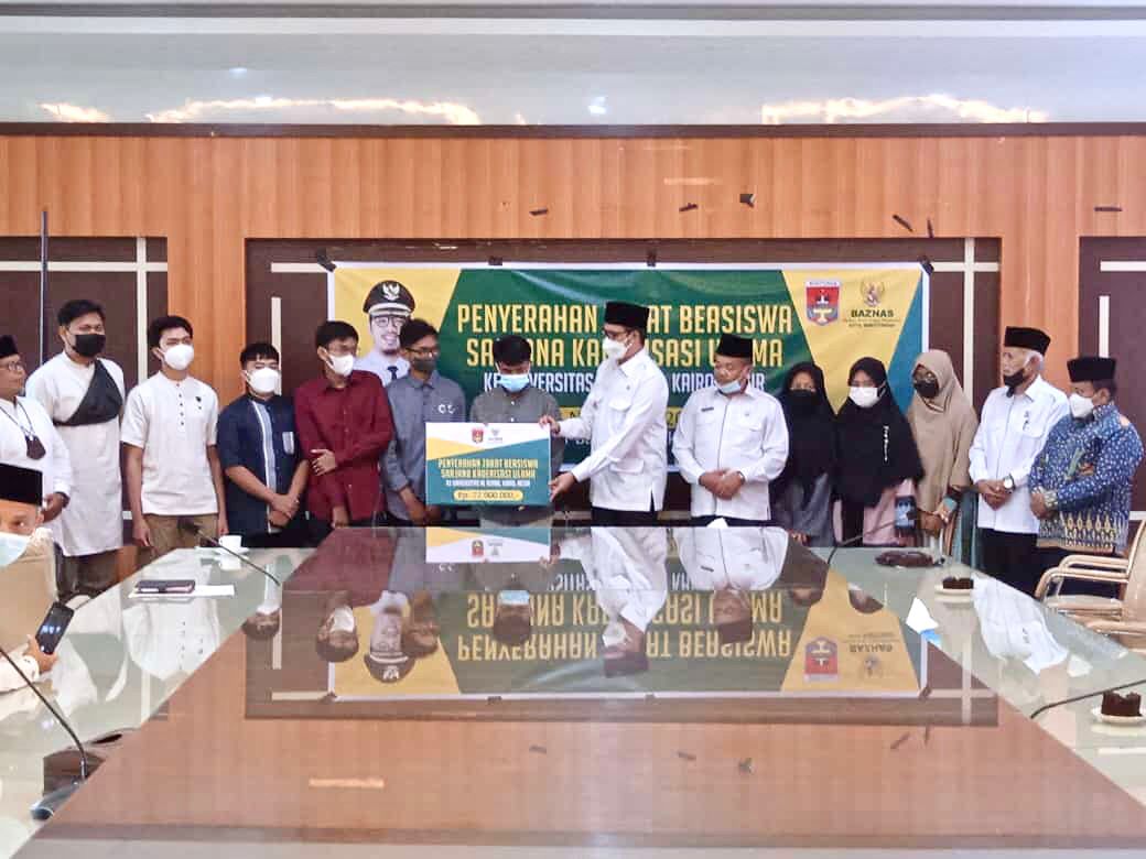 Walikota Bukittinggi  Erman Safar menyerahkan Zakat Beasiswa Sarjana Kaderisasi Ulama kepada Calon Mahasiswa Universitas Al Azhar, Kairo, Mesir yang berasal dari Kota Bukittinggi