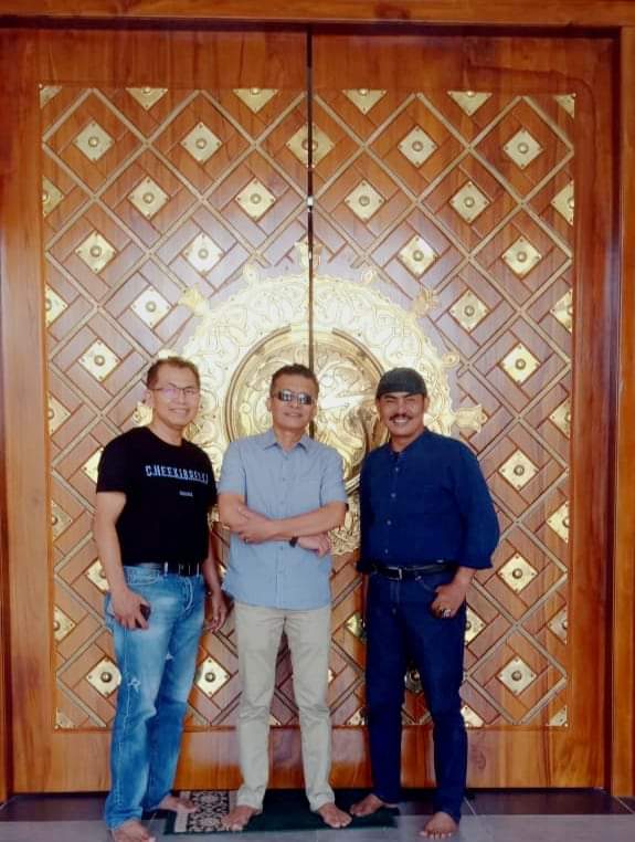Puji Prianto (berkacamata) bersama Ketua Alumni SMP A. 81, Zulmawi Munir dan Milton, foto di depan pintu masuk mesjid Islamic Centre Padang Panjang.