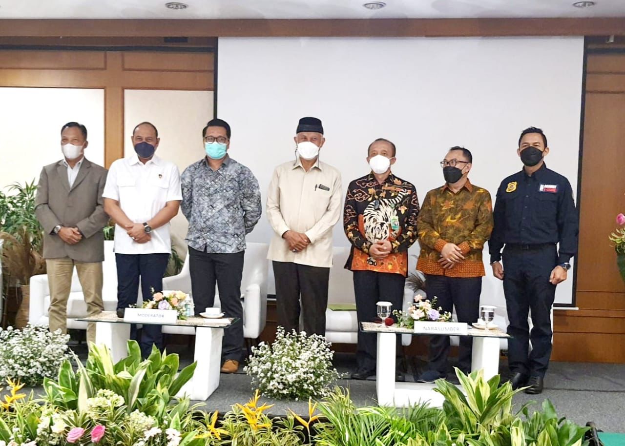 Gubernur Sumbar, Mahyeldi (tengah), menjadi narasumber pada Rakor Penyamaan Persepsi Implementasi Prinsip Ultimum Remedium Penegakan Hukum Lingkungan Hidup dan Kehutanan di Jakarta, Kamis (4/11/2021).