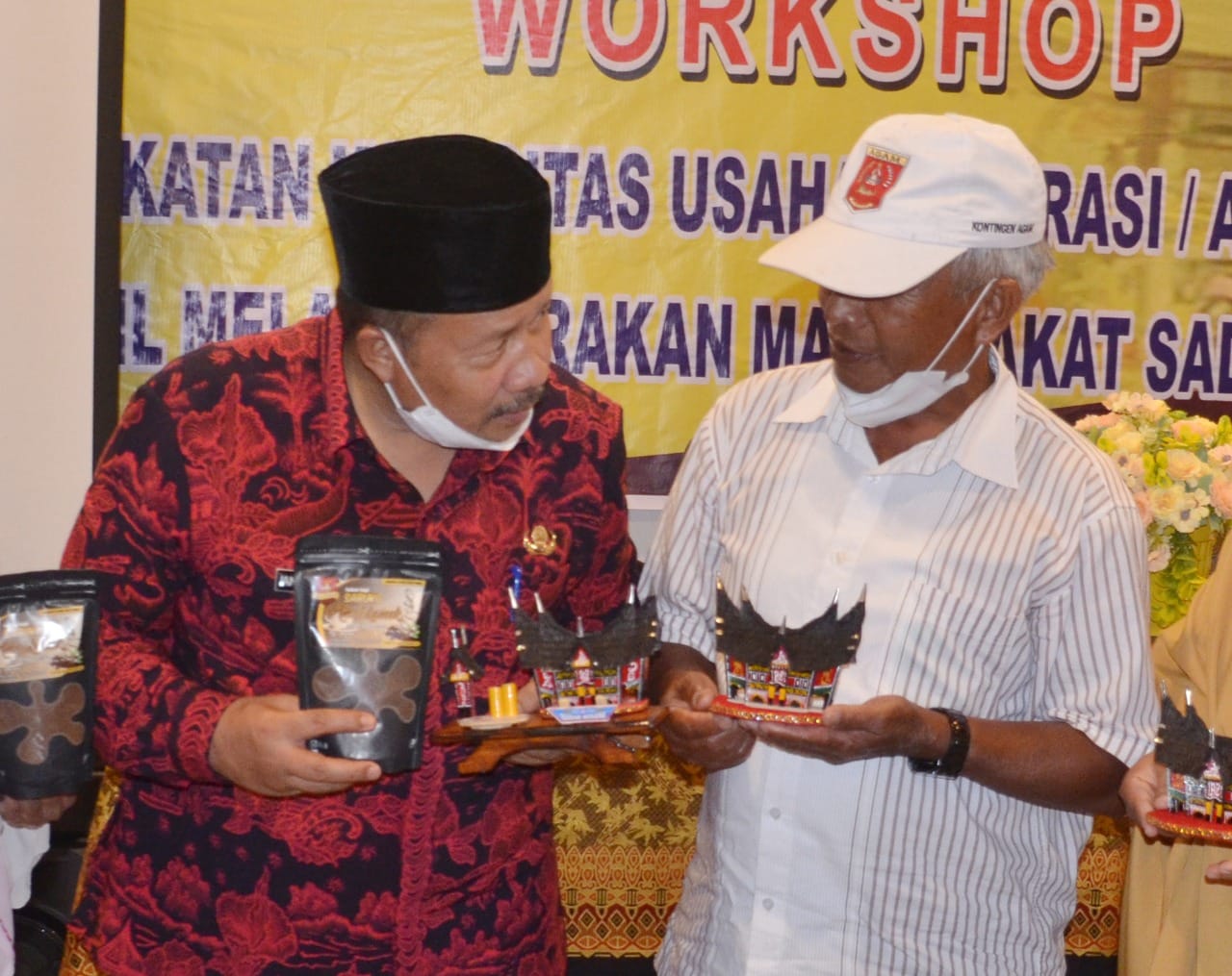 Bupati Agam Andri Warman, workshop peningkatan kapasitas usaha koperasi, anggota, kelompok, di sektor riil melalui gerakan Mayarakat Sadar Koperasi (Gemaskop), di aula Muara Hotel Bukittinggi, Kamis (4/11/2021).