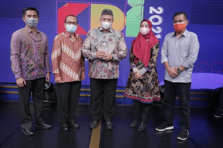 Wali Kota Solok Zul Elfian Umar (tenga) merupakan satu-satunya di Provinsi Sumatera Barat yang mendapat anugerah bersama 15 Kepala Daerah di Indonesia, Jumat (5/11/2021) malam di Jakarta.