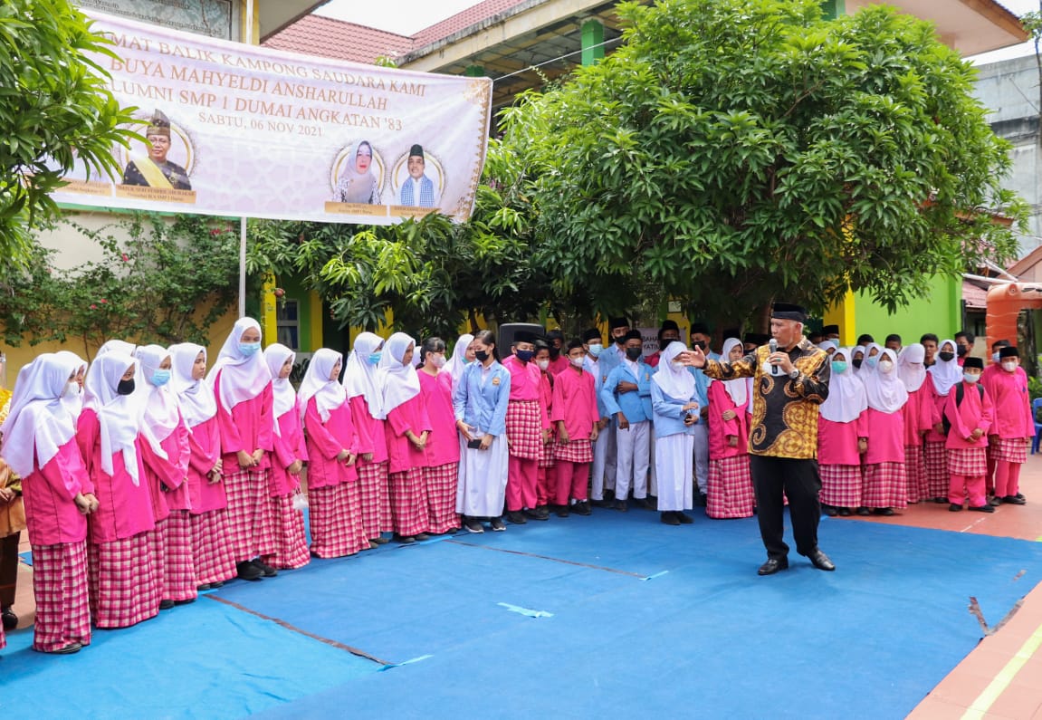 Gubernur Sumbar, Mahyeldi, bersama keluarga besar SMP 1 Dumai, Riau, tempat ia pernah sekolah, Sabtu (6/11/2021)..