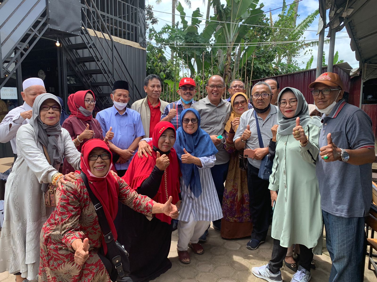 Ketua DPRD Sumbar, Supardi, bersama warga di Sikabu-kabu Tanjuang Haro, Sabtu (6/11/2021).