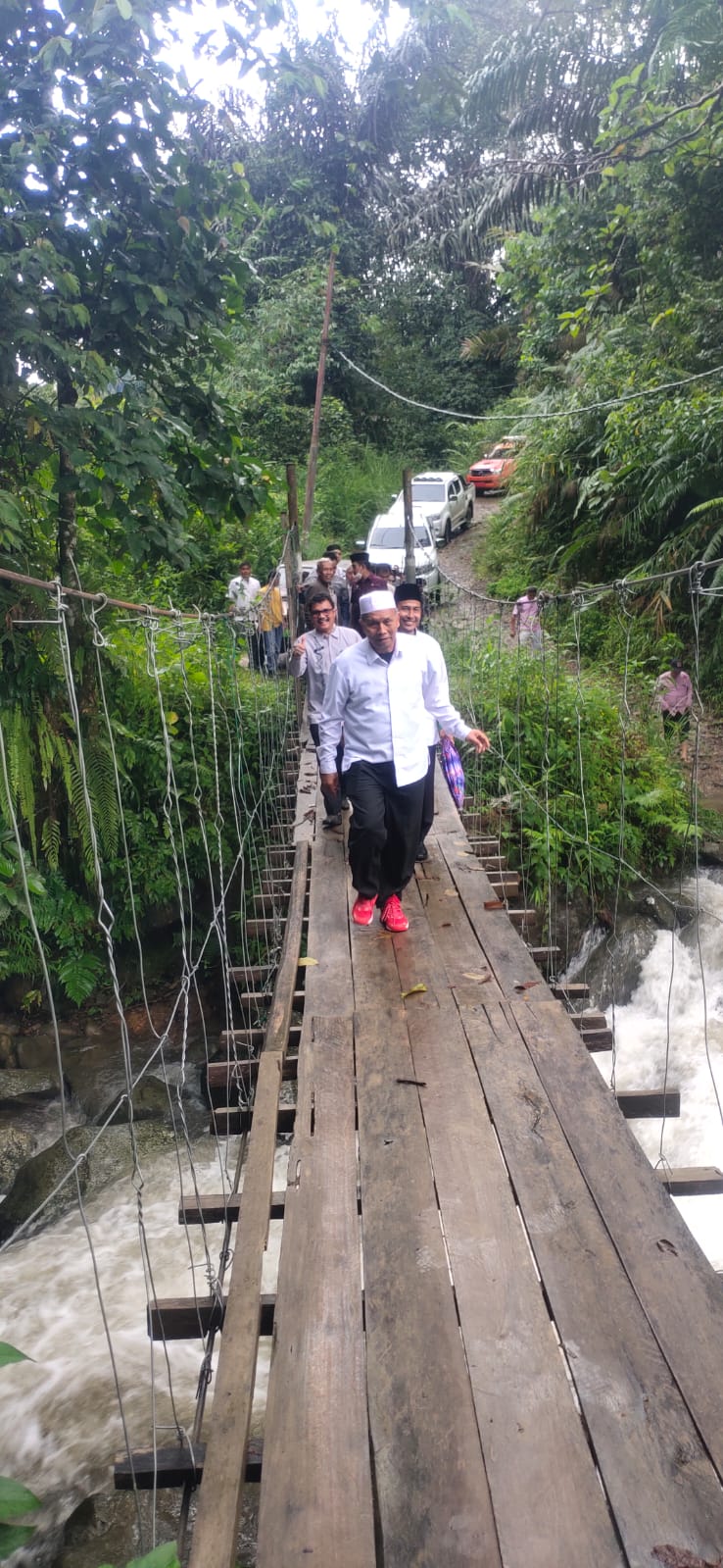 Bupati Pasaman Barat, Hamsuardi dan rombingan mengunjungi daerah terisolir di Kecamatan Talamau.