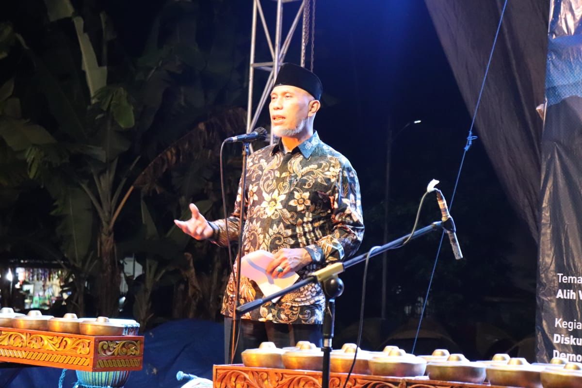 Gubernur Sumbar, Mahyeldi, saat membuka Kemah Seniman di Payakumbuh, Kamis malam (11/11/2021). 