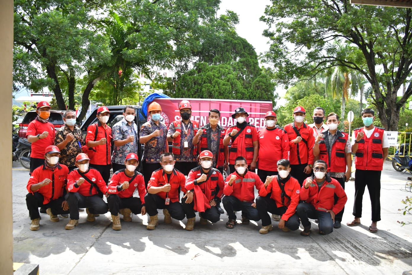 TRC Tim Reaksi Cepat PT Semen Padang bergerak memberi bantuan untuk warga Pasaman Barat, Jumat (12/11/2021), pasca banjir dan longsor yang terjadi di Pasbar, Kamis (11/11). 