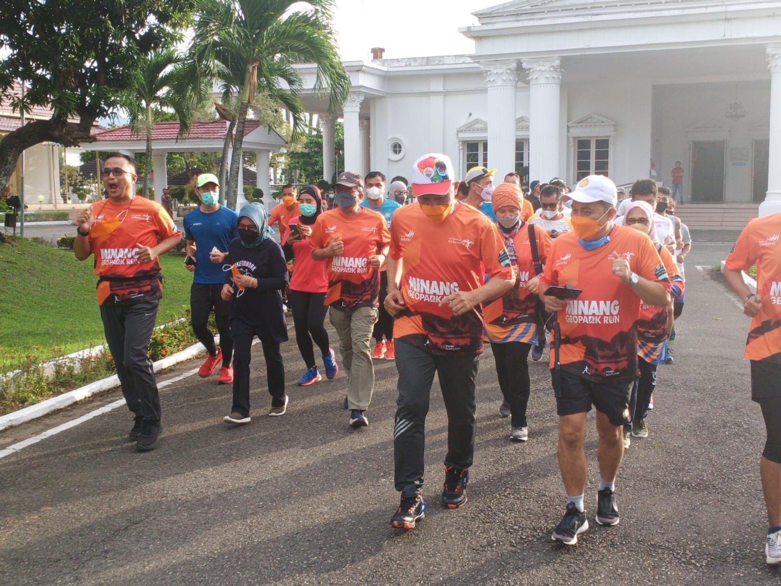 Gubernur Sumbar, Mahyeldi, bergabung bersama peserta setelah melepas Marathon Minang Geopark, di Gubernuran, Minggu (14/11/2021).