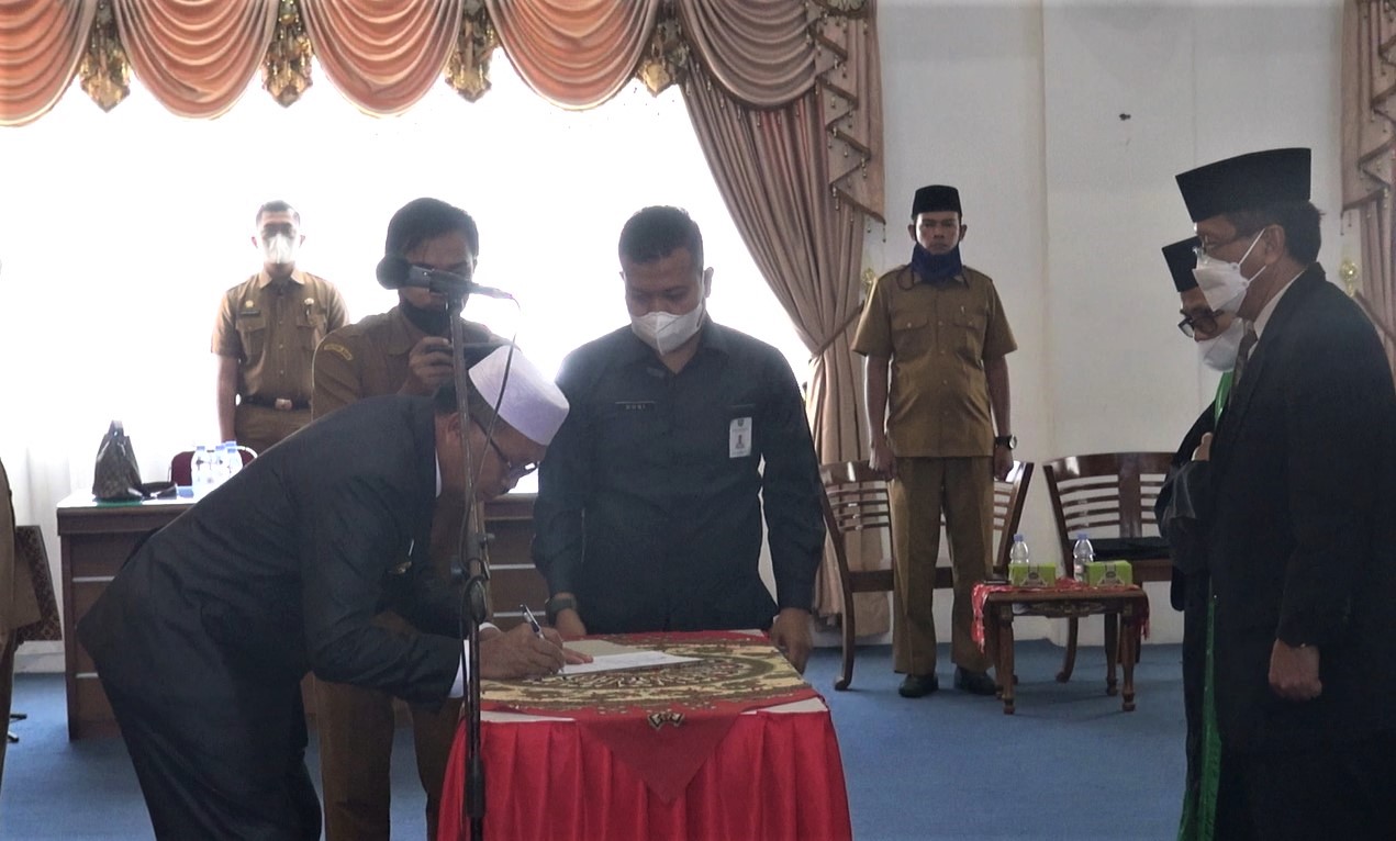 Bupati Pasaman Barat melantik Irsad, sebagai Penjabat Sekretaris Daerah Pasaman Barat menggantikan Hendra Putra, Selasa (16/11/2021).