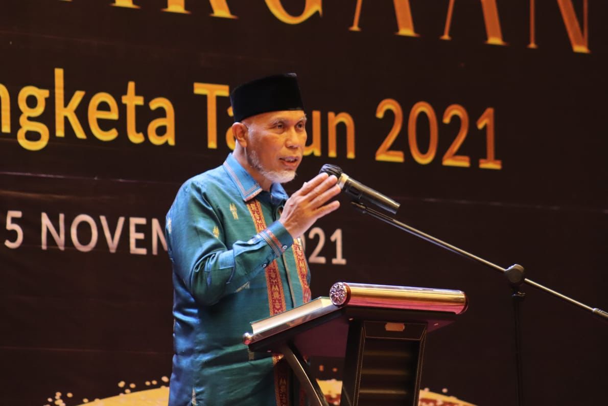 Gubernur Sumbar, Mahyeldi, dalam acara Malam Penganugerahan Video Tutorial Penyelesaian Sengketa 2021, digelar Bawaslu Sumbar, Senin (15/11/2021) malam di Padang.