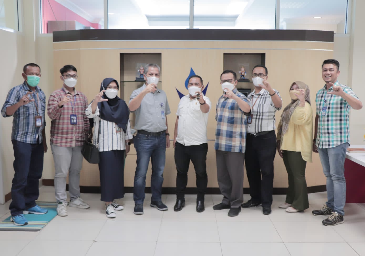 Tim Visitasi KI Sumbar bersama pimpinan Perumda Air Minum Padang, Kamis (18/11/2021). 