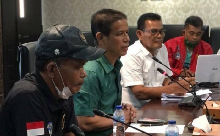 Ketua Pemilihan (KP) Yulius Dede (baju putih), memberikan keterangan Kongres Asprov PSSI Sumbar, di Padang, Senin (22/11/2021).