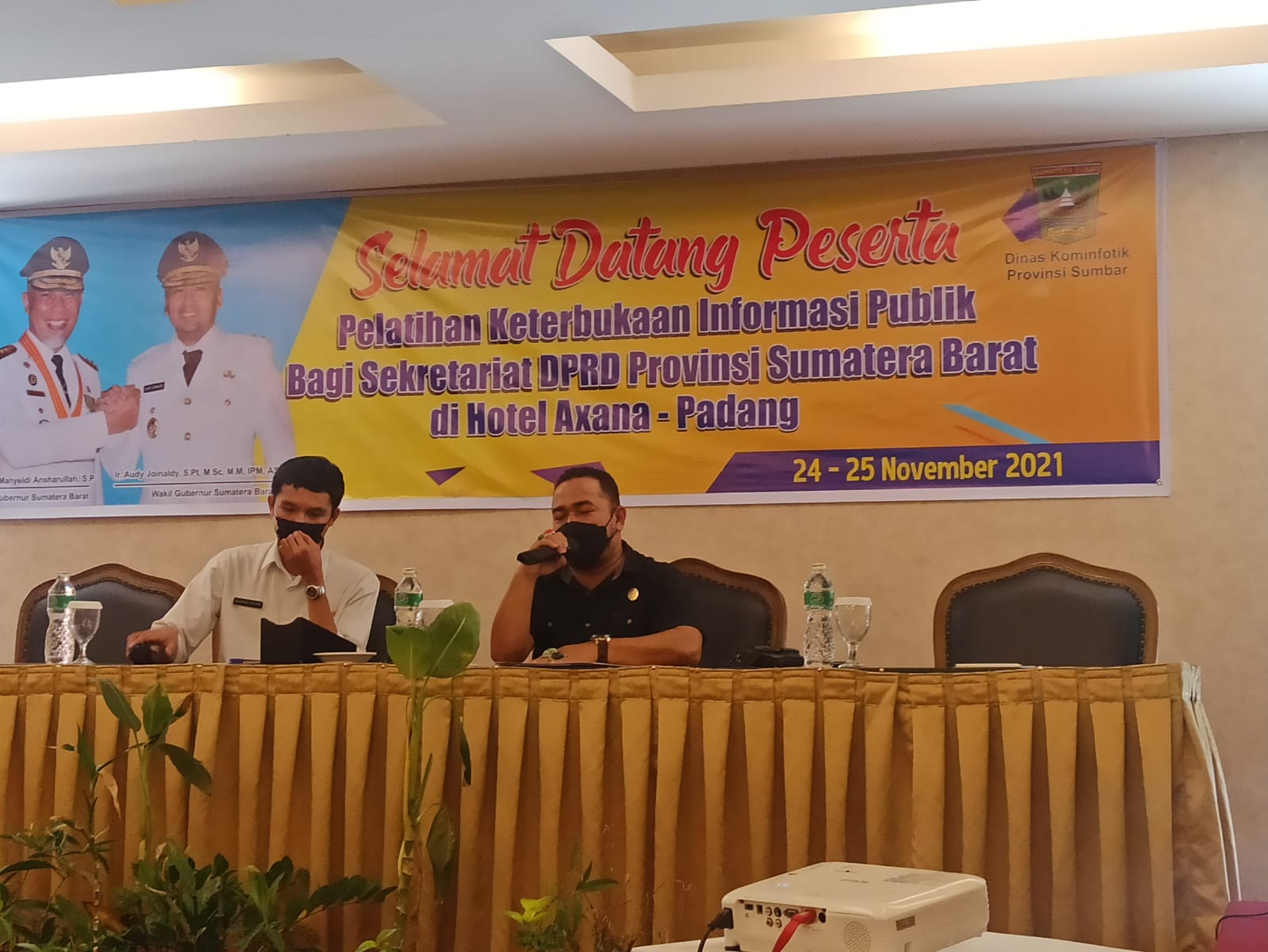 Narasumber, Komisioner Komisi Informasi Sumbar (KISB) Adrian Tuswandi, SH, menyampaikan materi pada Pelatihan Keterbukaan Informasi Publik bagi Sekretariat DPRD Provinsi Sumatera Barat, Rabu (24/11/2021).  