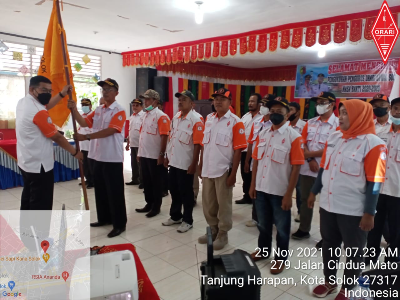 Ketua Orari Daerah Sumatera Barat diwakili Dedi Diantolani (YD5ART) menyerahkan pataka kepada Ketua Ketua Orari Lokal Solok Nasril In Dt Malintang Sutan (YB5IN), Kamis (25/11/2021).