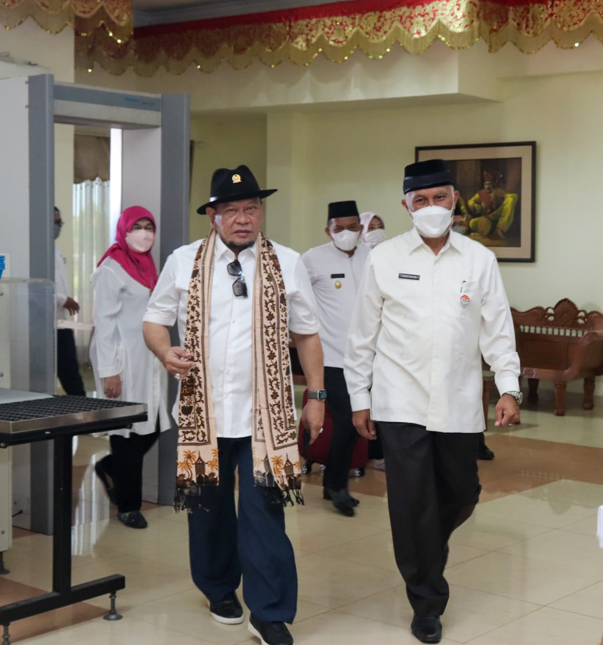 Gubernur Sumbar, Mahyeldi (kanan) menyambut kedatangan Ketua DPD RI, La Nyalla Mahmud Mattalitti di VIP Bandara Internasional Minangkabau (BIM), Jum’at (26/11/2021).