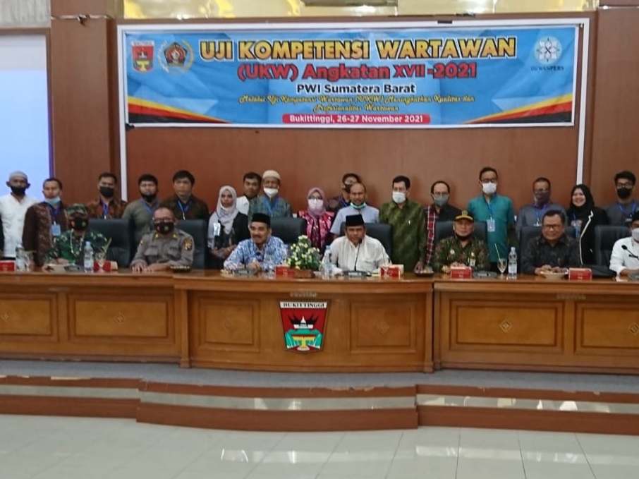 Sekda dan Forkopimda Bukittinggi bersama PWI Sumbar, Penguji dan peserta UKW ke-17, Jumat (26/11/2021).