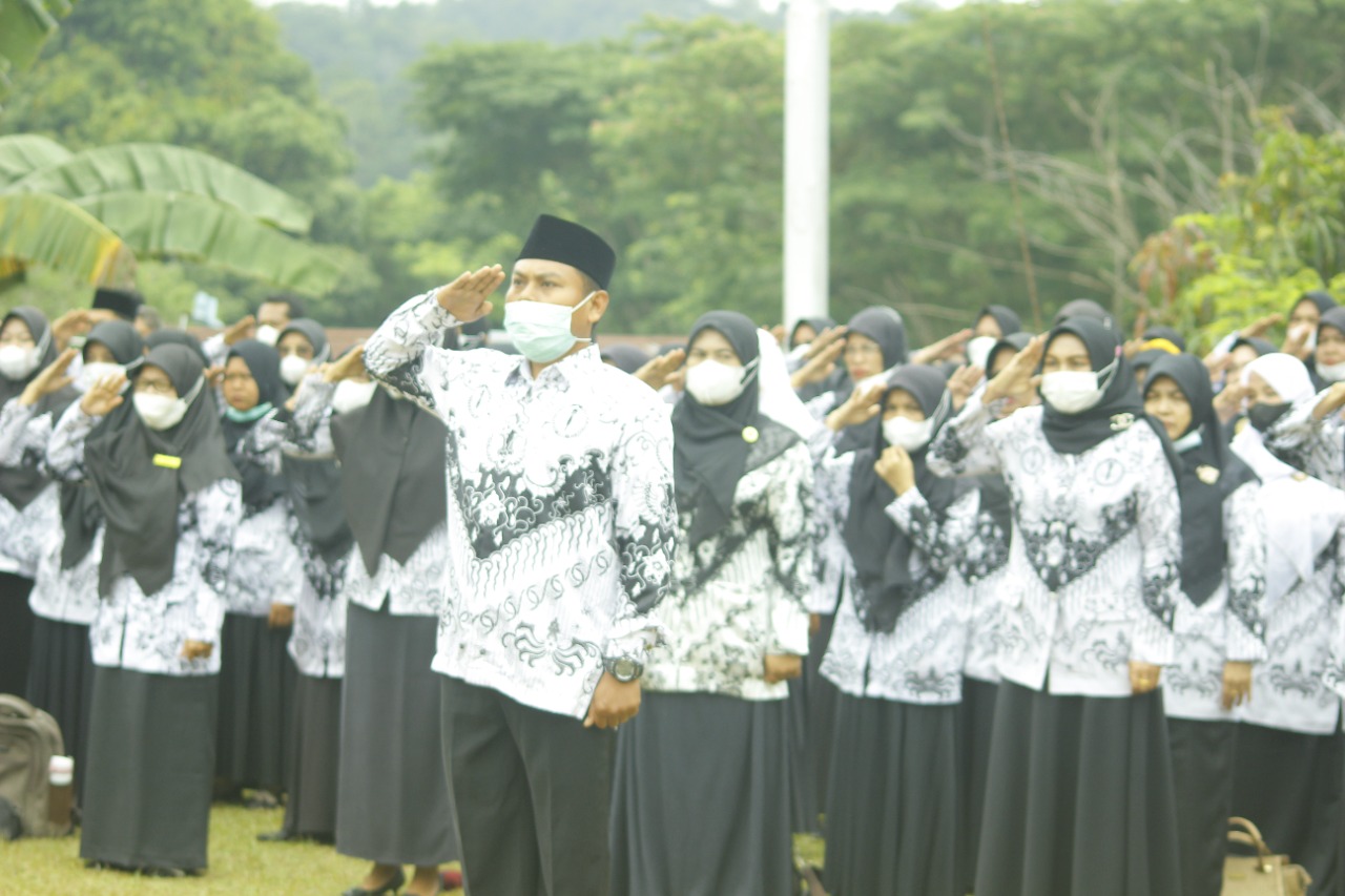 Suasana upacara HUT PGRI di salah satu Cabang PGRI di Kabupaten Sijunjung