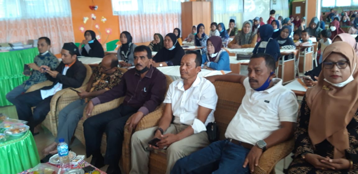 Suasana rapat komite SDN 02 Minang Kabau, Kecamatan Sungayang, Tanahdatar
