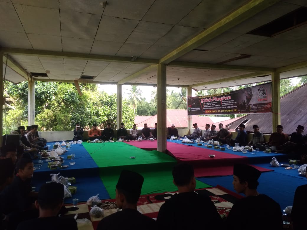 Kegiatan diskusi antara guru Silek Pingian Nagari Sungai Dareh dengan pihak Dinas Kebudayaan Provinsi Sumatera Barat di balai-balai Laman Tuo