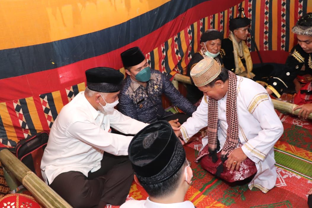Gubernur Sumbar, Mahyeldi (kiri) saat menghadiri Baralek Gadang Penghulu di Rumah Gadang Tujuh Ruang Datuak Bandaro Sati, Sijunjung, Jumat (26/11/2021).
