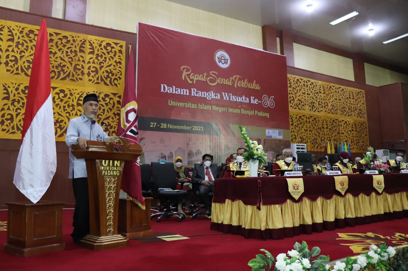 Gubernur Gubernur Mahyeldi, saat memberi sambutan pada Rapat Senat Terbuka Wisuda ke-86 Universitas Islam Negeri (UIN) Imam Bonjol Padang, Sabtu, (27/11/2021).