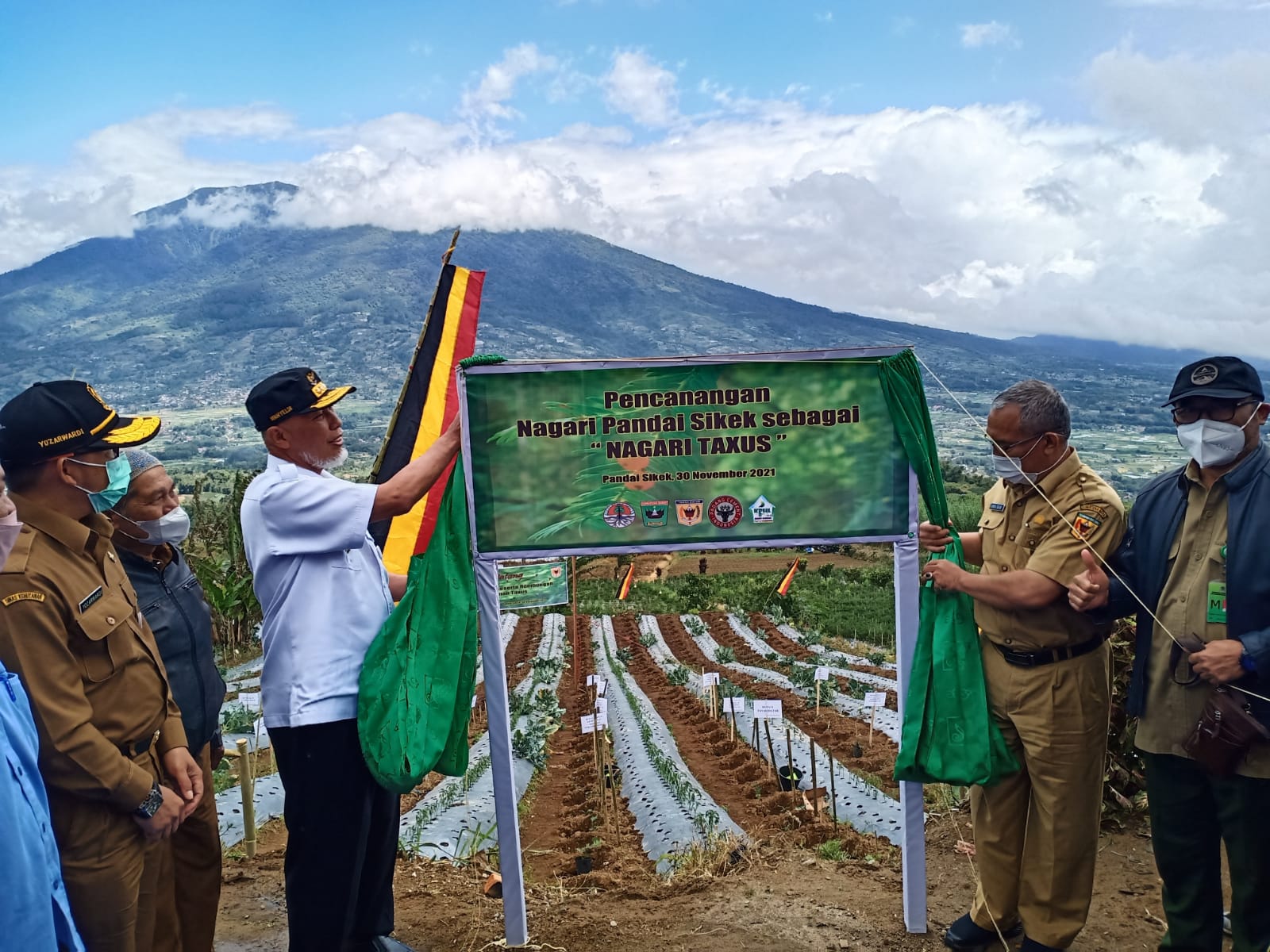 Gubernur Sumbar, Mahyeldi, meresmikan pencanangan Nagari Taxus di Gunung Singgalang, Tanah Datar, Selasa (30/11/2021).