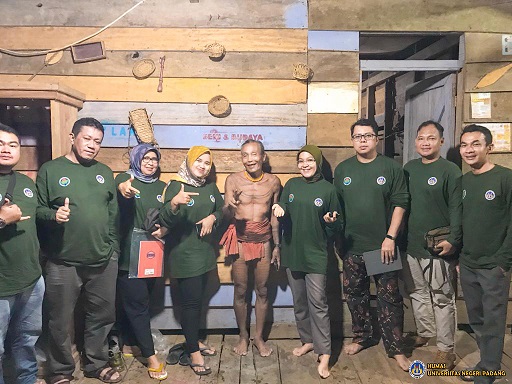 Tim Riset Kemendes PD TT yang beranggotakan Tim Penelitian di bawah naungan LP2M UNP, menembus Desa Matotonan Siberut Selatan, Kabupaten Kepulauan Mentawai.