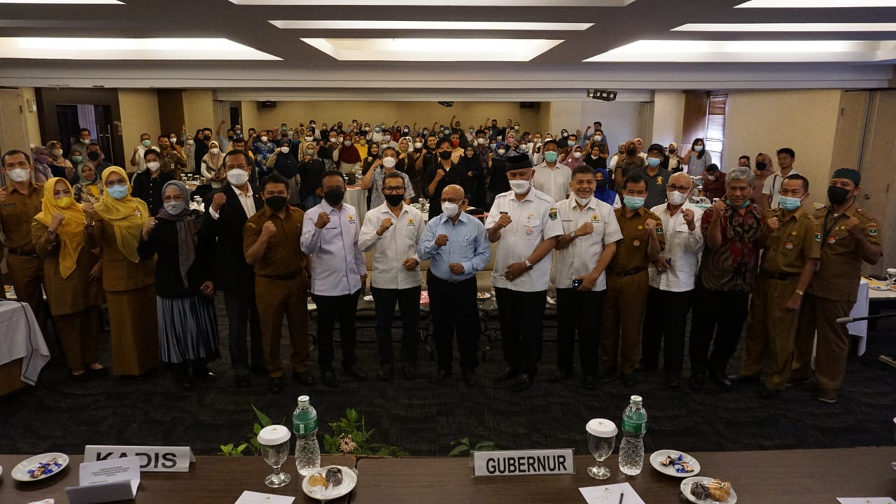 Gubernur Sumbar, Mahyeldi, pada acara Sosialisasi Online Single Submission Risked Based Approach (OSS-RBA) dan Pengisian Laporan Kegiatan Penanaman Modal (LKPM) Online, di Padang, Selasa (30/11/2021).