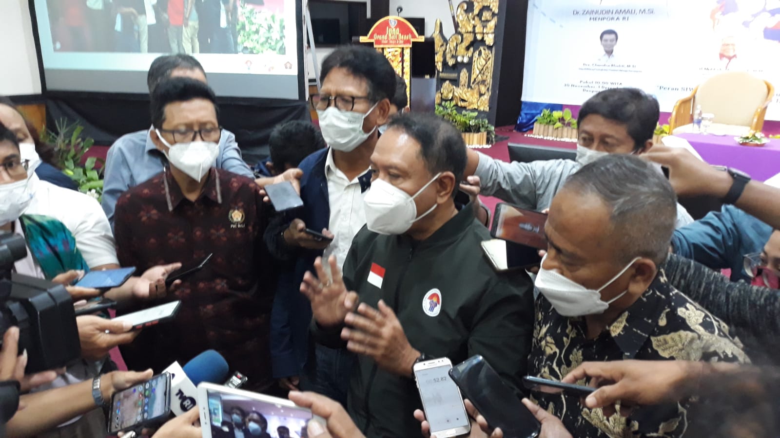 Menpora Zainudin Amali, didampingi Ketua Umum PWI Pusat, Atal S Depari menjelaskan DBON 2021 di Grand Inna Sanur, Denpasar, Bali, Rabu (1/12/2021).