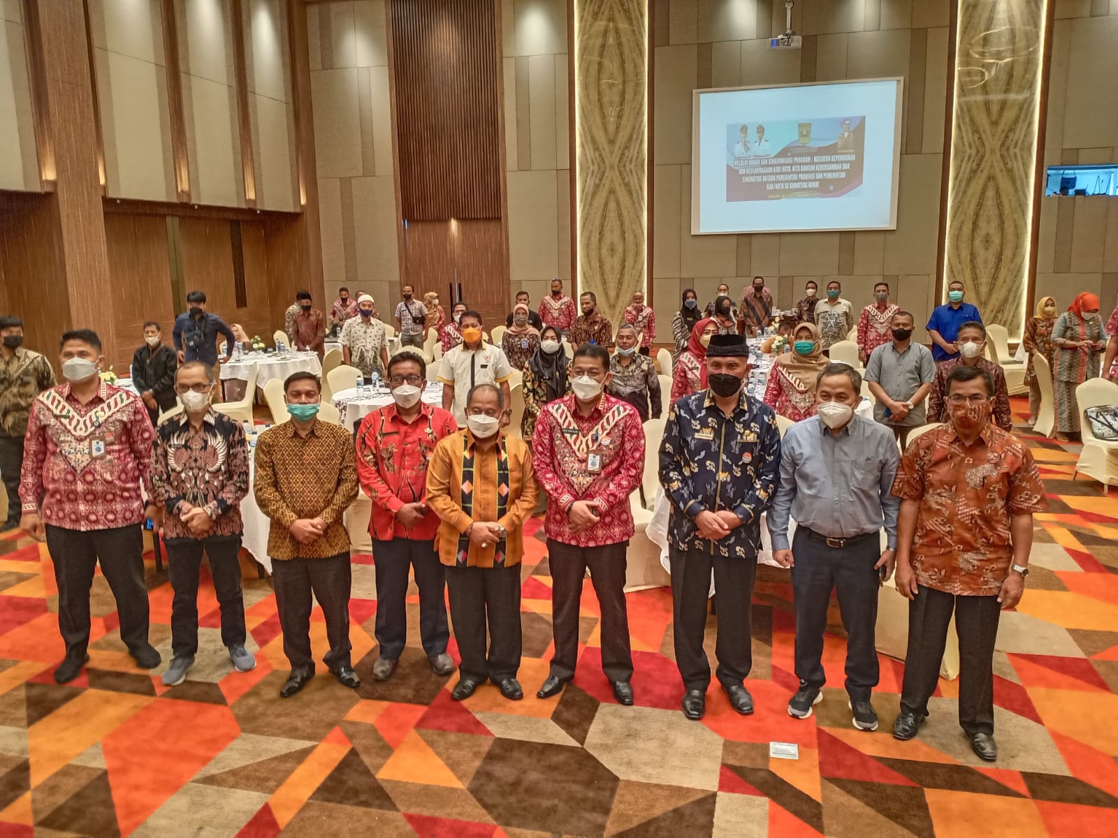 Gubernur Sumbar, Mahyeldi (batik hitam) membuka Rapat Koordinasi dan Sinkronisasi Program Kepemudaan dan Keolahragaan Kab/kota Padang, Kamis (2/12/2021).