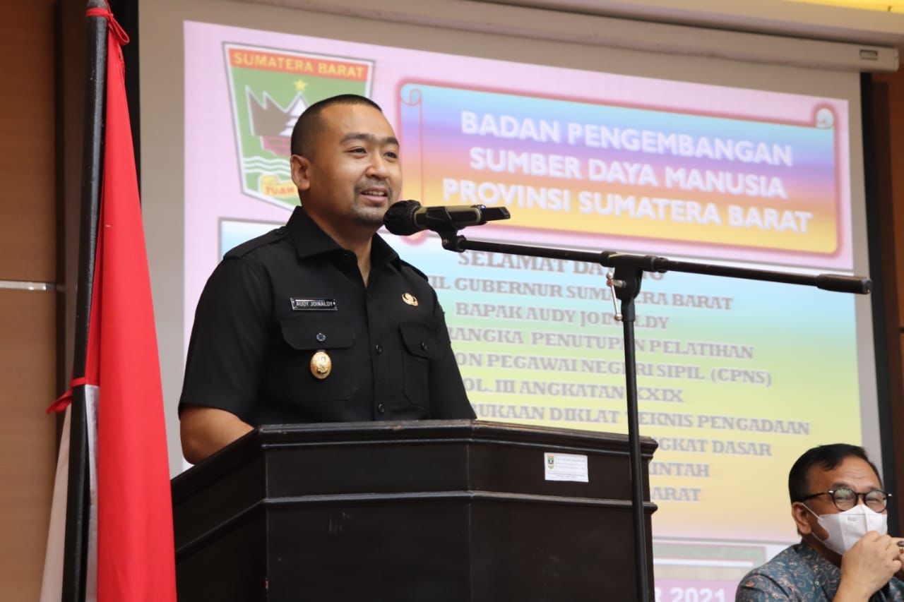 Wakil Gubernur Audy Joinaldy menutup pelatihan dasar Calon Pegawai Negeri Sipil ( CPNS ) golongan III angkatan XXIX, Kamis (2/12/2021).
