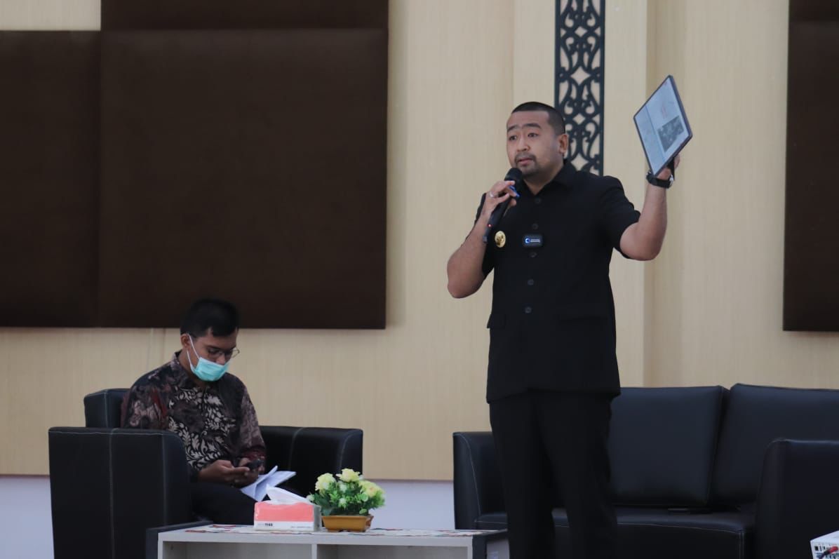 Wakil Gubernur Sumbar, Audy Joinaldy, memberikan materi pada Baralek FMIPA Universitas Negeri Padang, Jumat (3/12/2021). 