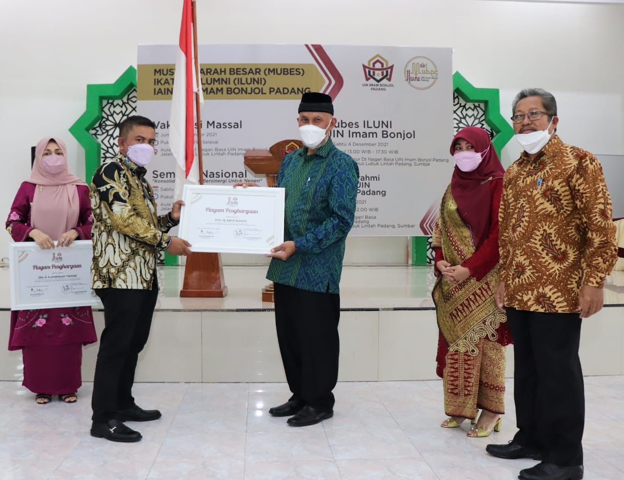 Gubernur Sumbar, Mahyeldi (berkopiah) menyerahkan piagam penghargaan pada Mubes ILUNI UIN Imam Bonjol Padang, Sabtu (4/12/2021).
