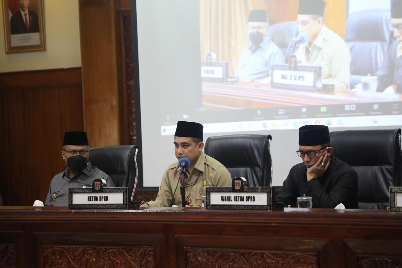 Ketua DPRD Bukittinggi, Ketua DPRD Bukittinggi, Beny Yusrial, memimpin Rapat Paripurna membahas Ranperda Cagar Budaya.