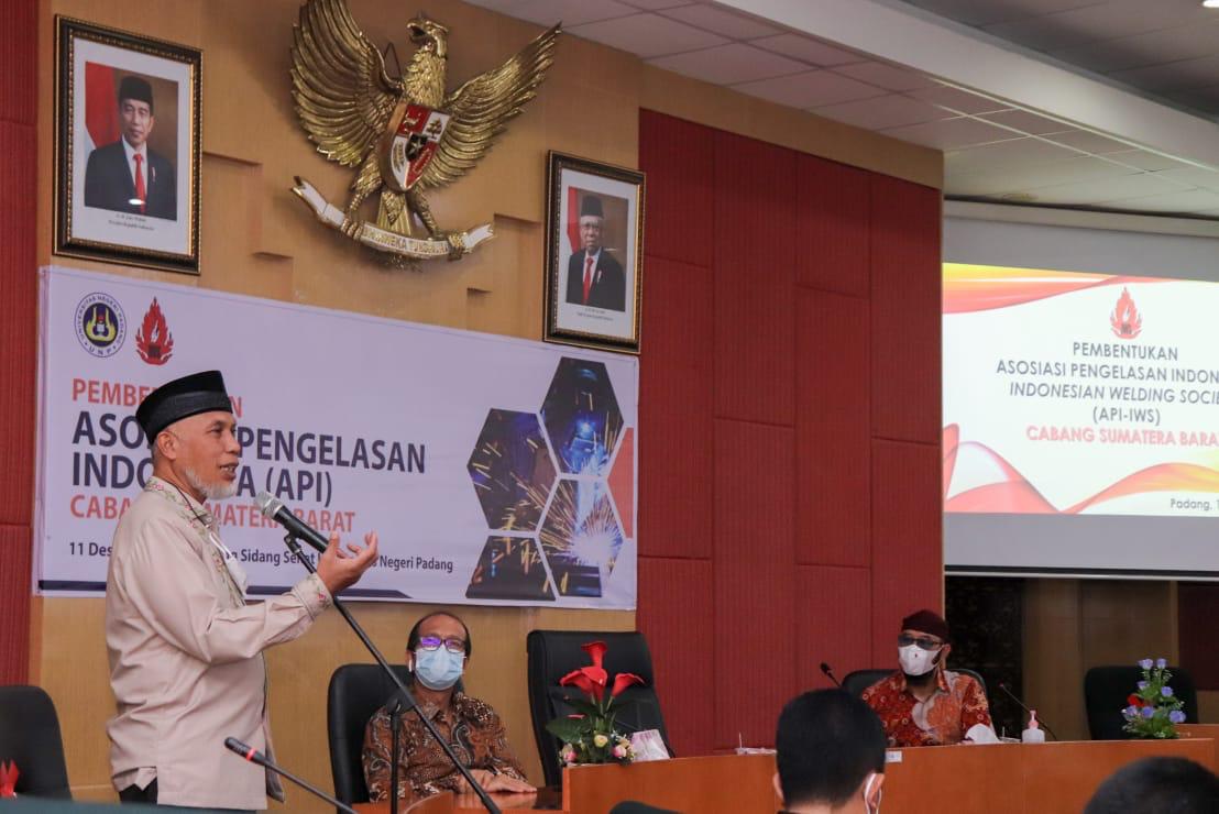 Gubernur Sumbar Mahyeldi saat menghadiri pembentukan Asosiasi Pengelasan Indonesia (API) Indonesia Welding Society (IWS) cabang Sumatera Barat, Sabtu (11/12/2021) di ruang sidang Senat Universitas Negeri Padang.